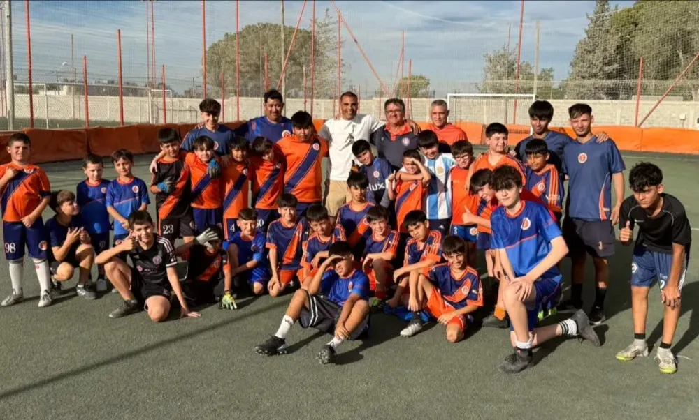 El defensor internacional visitó el club donde comenzó su carrera