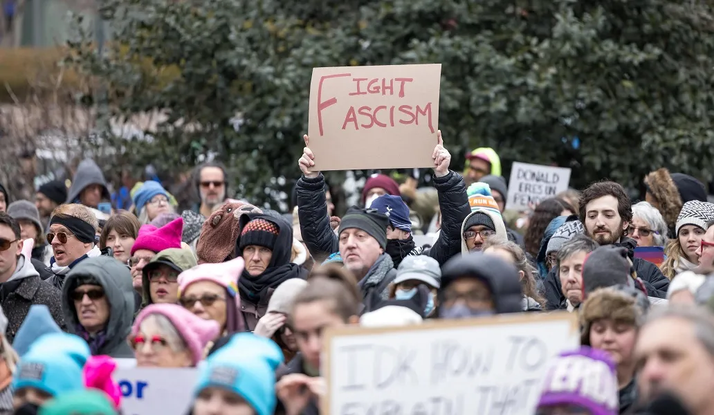MILES DE PERSONAS SE MANIFIESTAN EN WASHINGTON CONTRA TRUMP