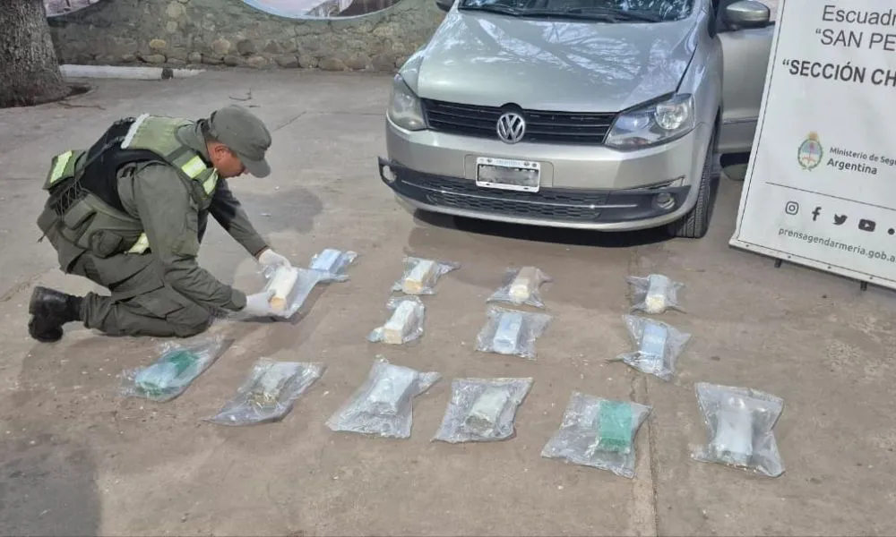 Transportaba droga en el motor del auto