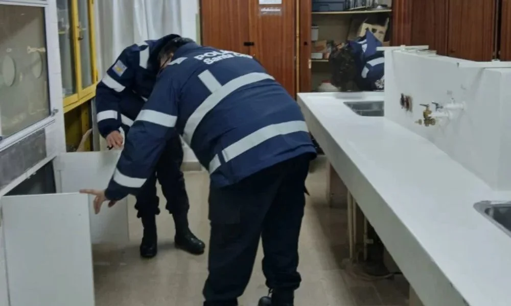Policía de Santa Cruz revisa escuelas