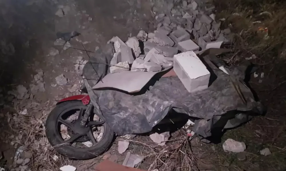 Moto escondida debajo de escombros