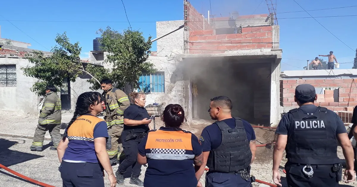 Bomberos, protección civil y policía trabajando en el incendio