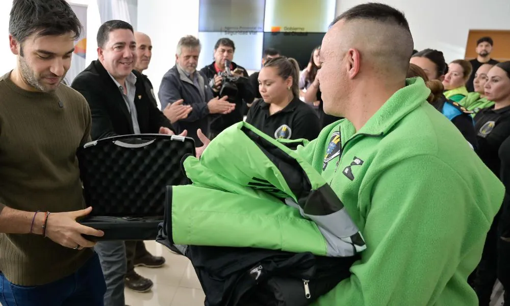 Entrega de indumentaria a la Agencia de Seguridad Vial