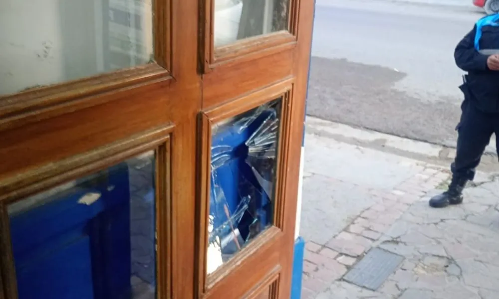 rompió a golpes un ventanal de la Comisaría Primera de Puerto Madryn y terminó detenido