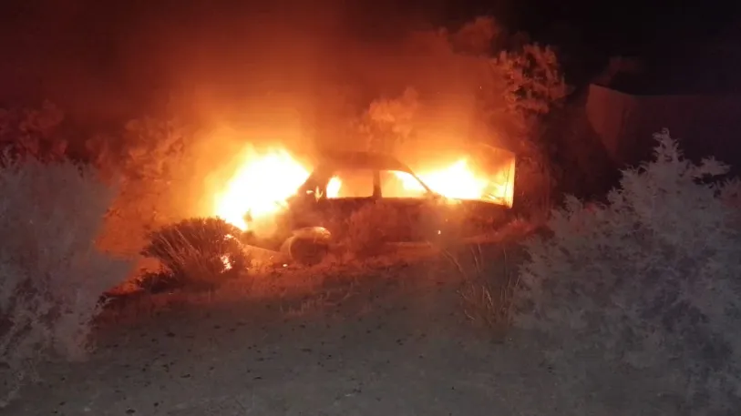 UN VEHÍCULO SE INCENDIÓ POR COMPLETO EN UN TERRENO DESOCUPADO DE CHUBUT