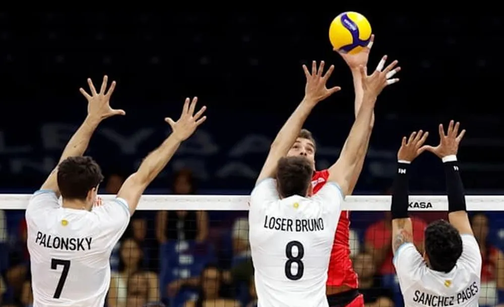 Argentina ante Serbia en la VNL (Foto: @Voley_FeVA)