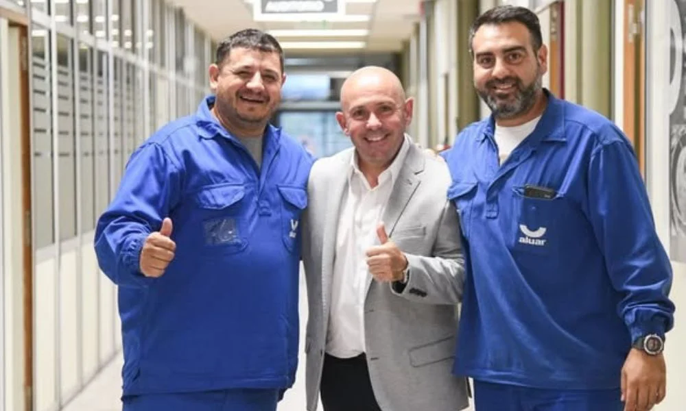 Gustavo Sastre con trabajadores de ALUAR
