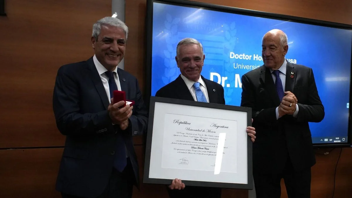 Mario Vivas doctor Honoris Causa