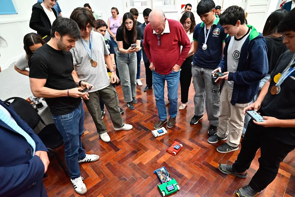 Torres junto a estudiantes que participaron de la Liga Nacional de Robótica