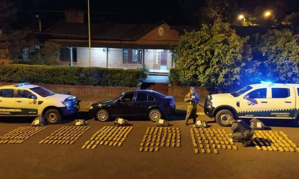 Hallan un auto abandonado con más de 300 paquetes de marihuana tras un intento de fuga