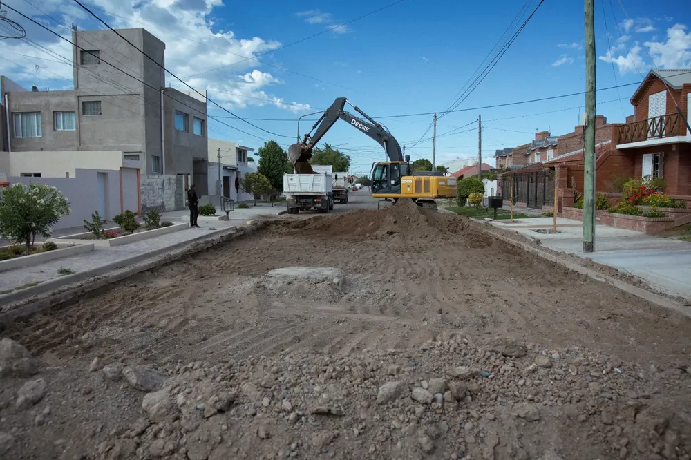 Inició el trabajo de movimiento de suelo para pavimentar la calle José Hernández de Playa Unión