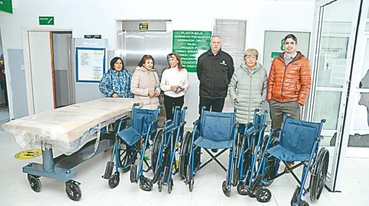 Donación de las sillas al Hospital