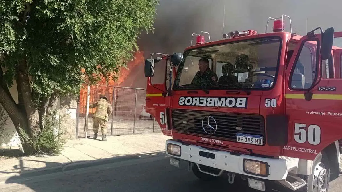 Bomberos de Comodoro Rivadavia actuando en el incendio