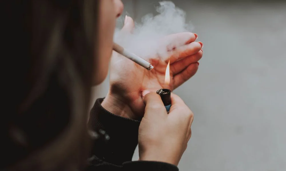 Tabaco y tiroides. Foto Magnific
