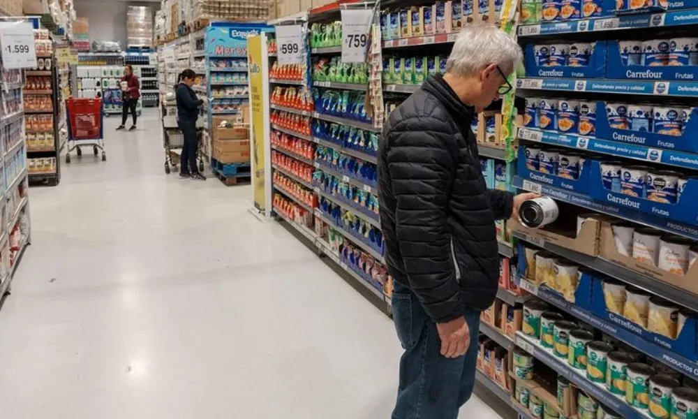 Las familias van menos veces a los comercios y cargan canastas más chicas.