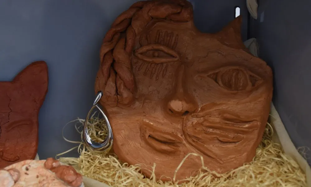 Muestra de máscaras cerámicas en Rawson