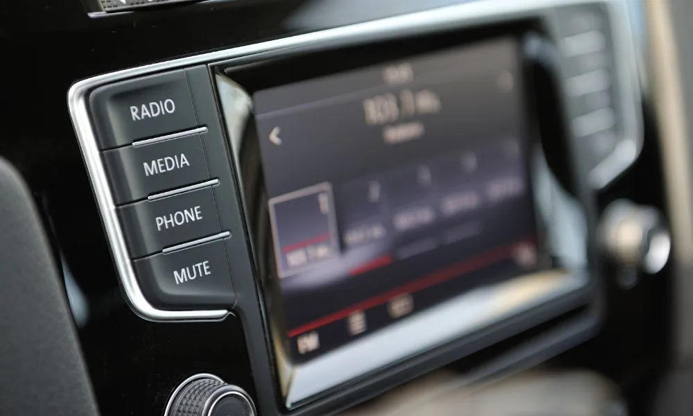 Radio en el auto imagen ilustrativa fuente Freepik