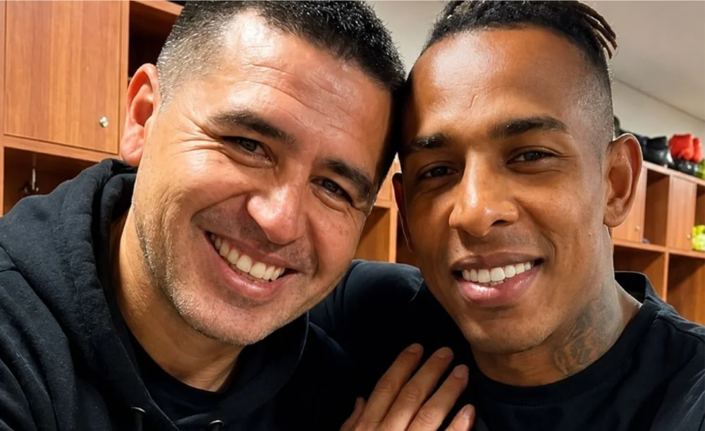 Riquelme y Villa El delantero colombiano volverá al Xeneize después de tres años.