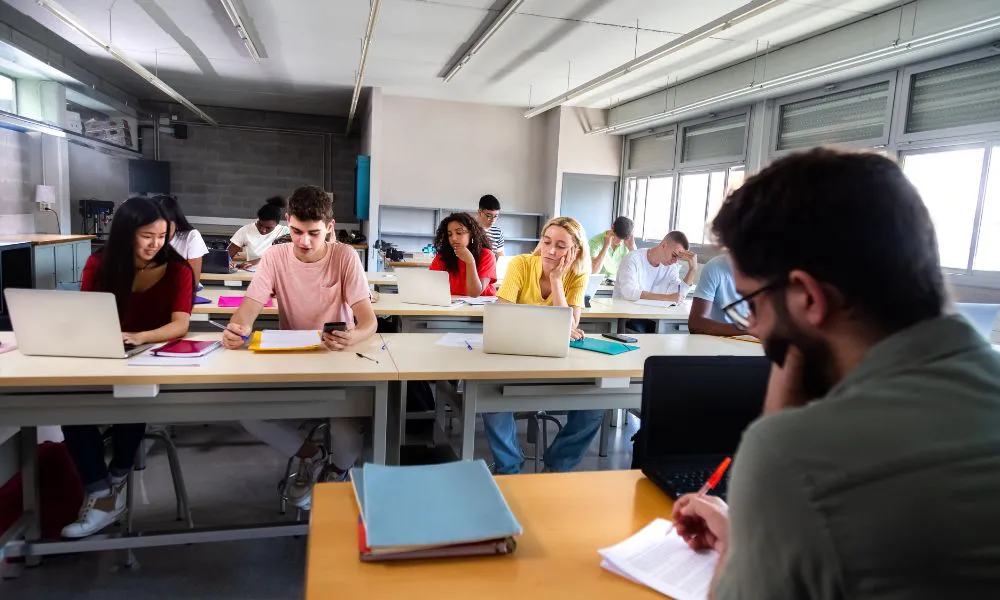 Estudiantes Universitarios foto ilustrativa fuente Freepik