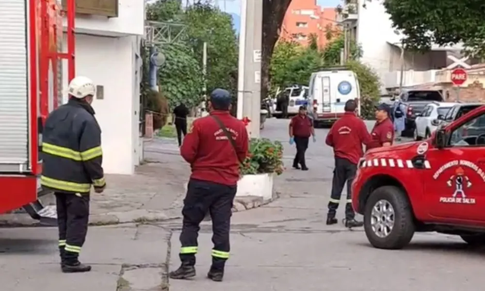 Murió al caer de un edificio