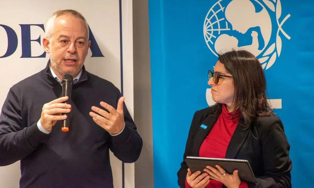 Martín Etchevers Presidente de ADEPA junto a Natalia Calisti, Especialista Comunicación UNICEF