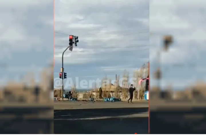 CAJONES DE CERVEZA CAEN DE CAMIONETA EN LA RUTA 3 POR FUERTES VIENTOS