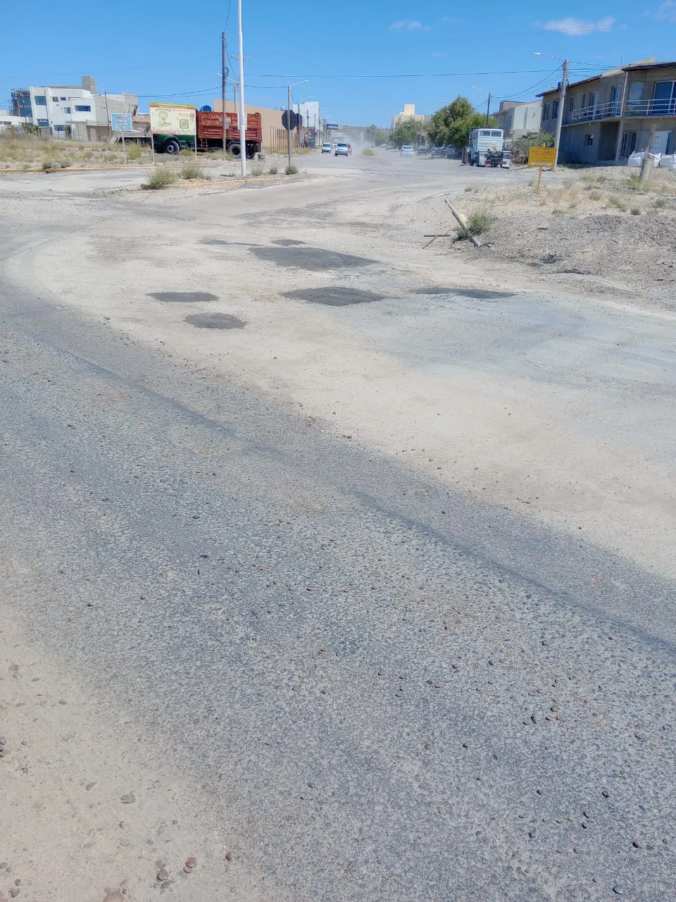 Vialidad Provincial realiza bacheo en ingreso a Solanas