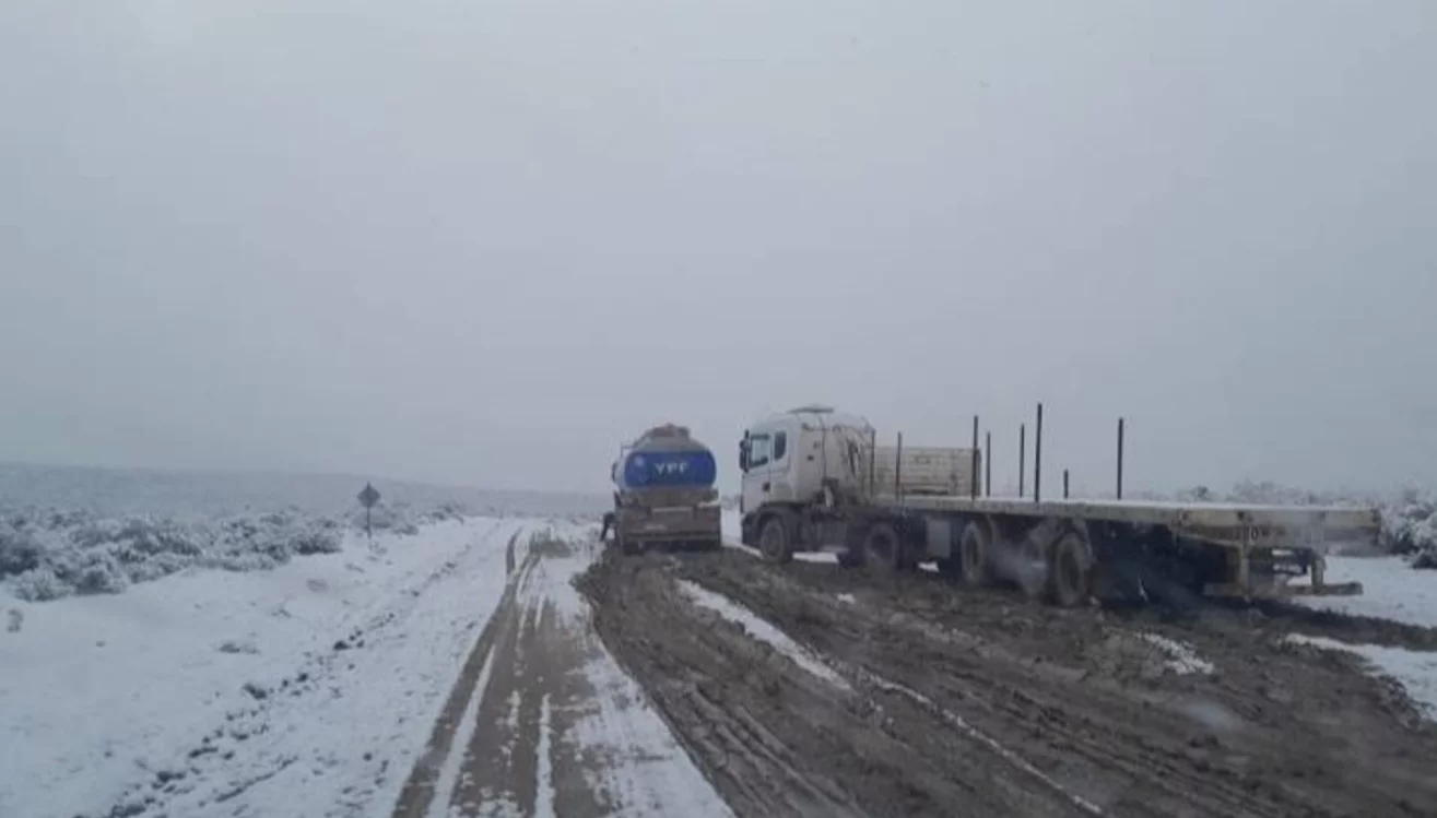Camiones encajados camino a Télsen
