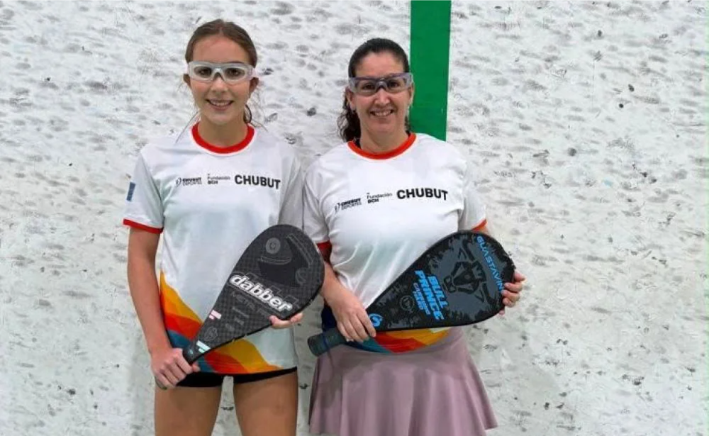Natalia Elorriaga y Augusta Alves. Foto Pelota Paleta Ferro Madryn.