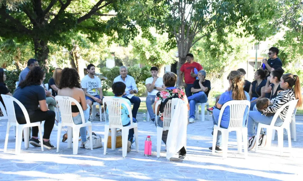Alfredo Béliz reunido con vecinos de Gaiman