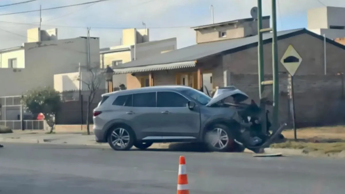 Chocó en su camioneta contra un poste