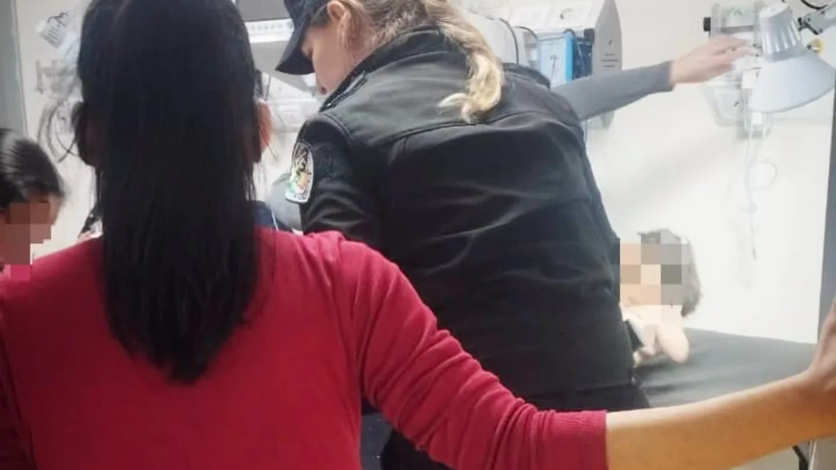Una niña de 2 años convulsionaba y su abuela recurrió a la Policía para que la asista