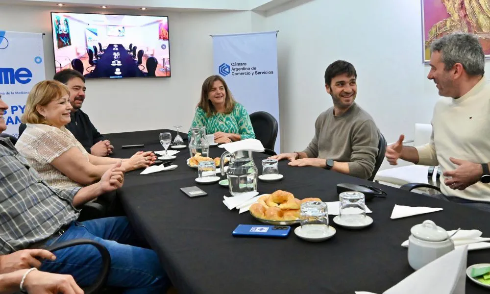 Torres reunido con integrantes de la Cámara de Comercio de Comodoro