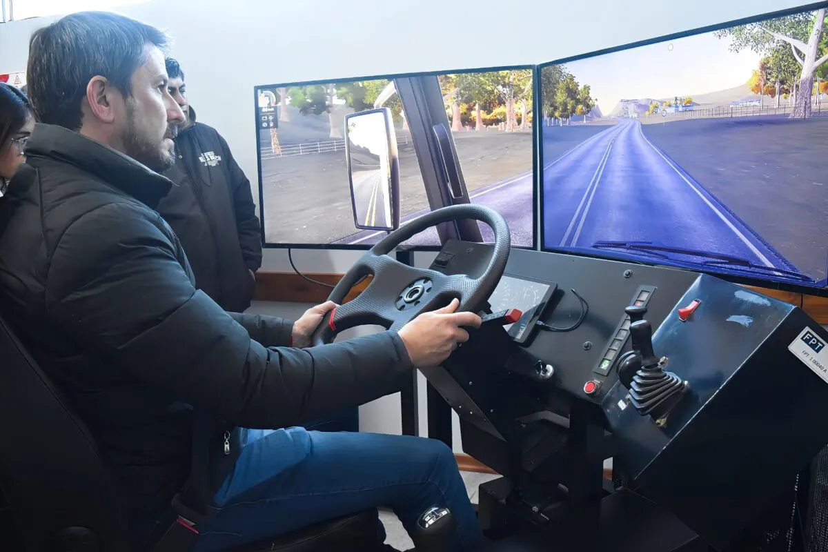 Gerardo Merino, probando el simulador de transporte