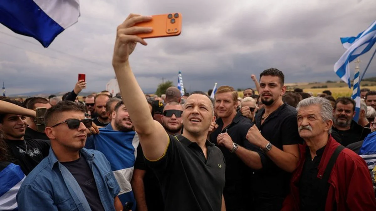 Ilias Kasidiaris recibido por sus fanáticos al salir de la cárcel. REUTERS Stelios Misinas