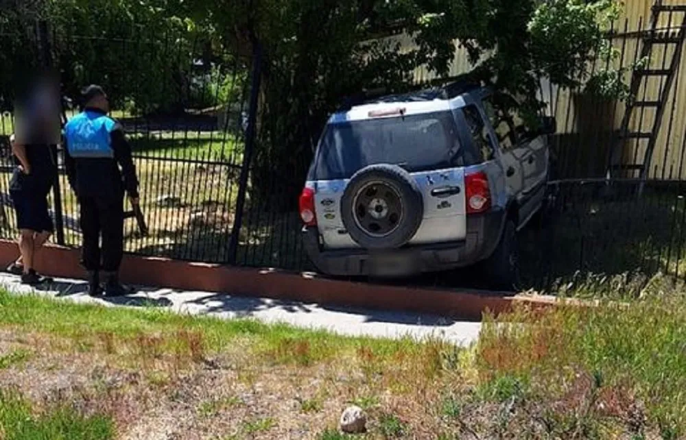 caioneta choca escuela en Epuyen