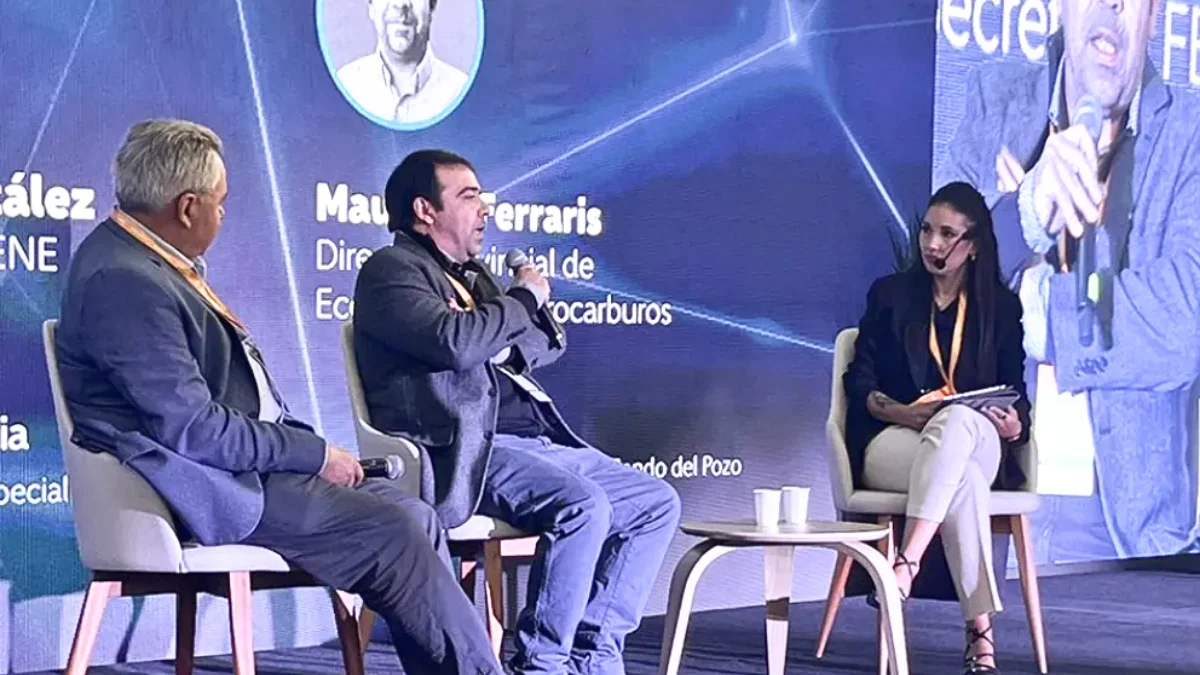 el director provincial de Economía de Hidrocarburos, Mauricio Ferraris, y Daniel González secretario de la Federación de Cámaras del Sector Energético de Neuquén