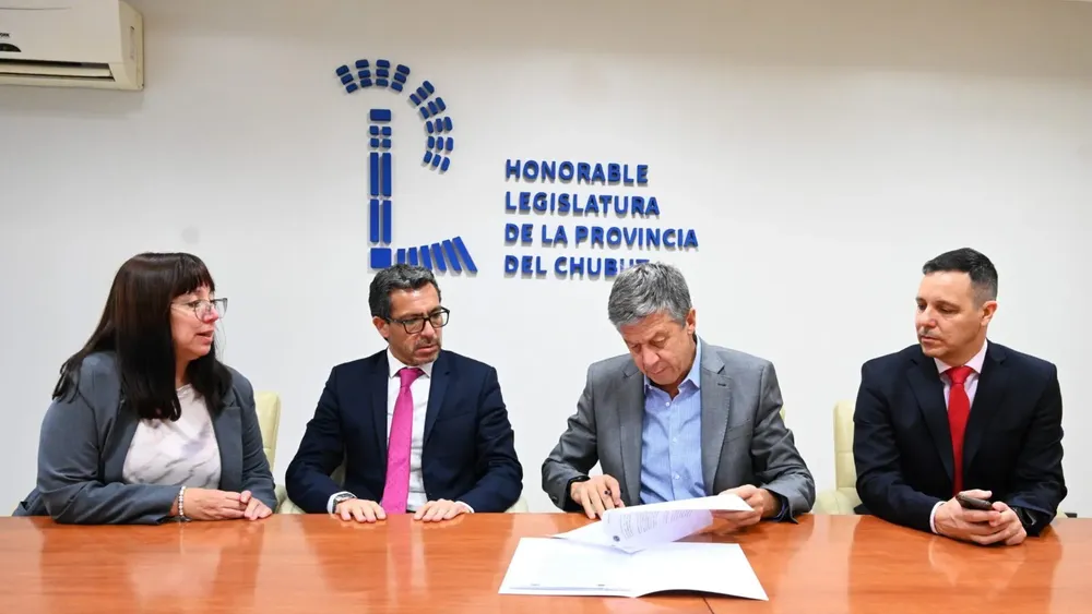 Firma del convenio con la oficina anticorrupción