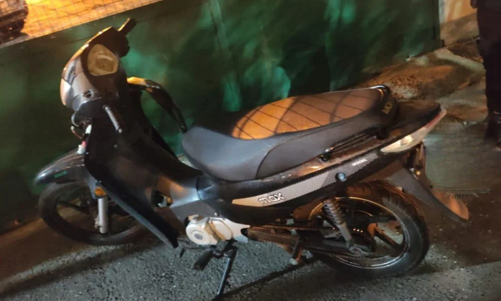 Robó una moto en Comodoro Rivadavia, huyó por una plaza y terminó detenido