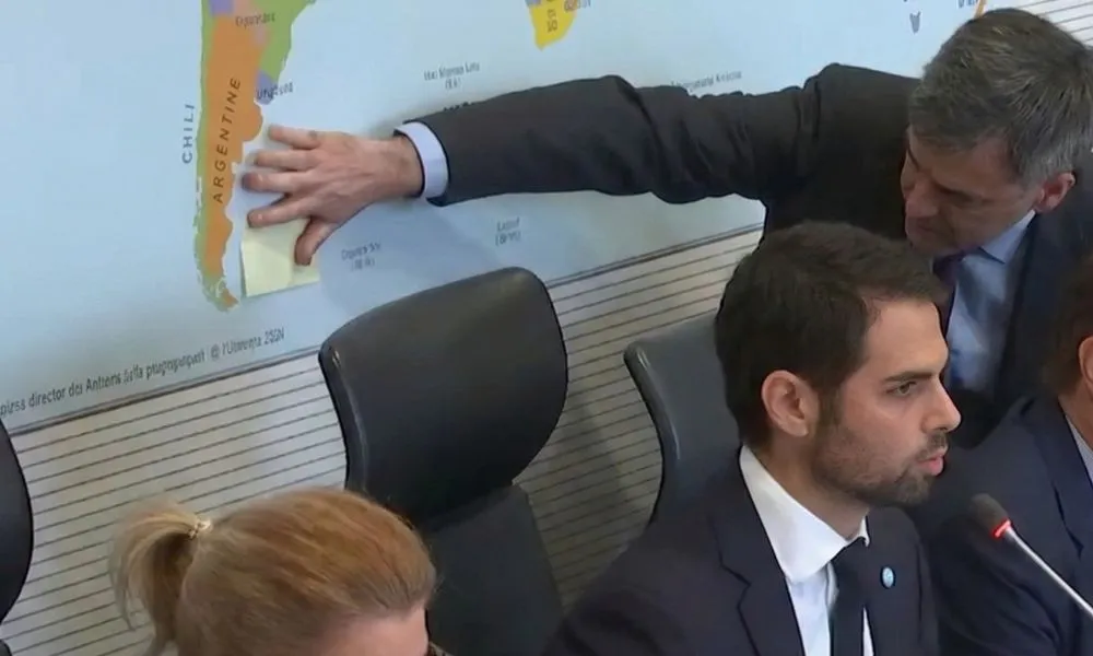 Embajador argentino tapa mapa con Malvinas como territorio inglés