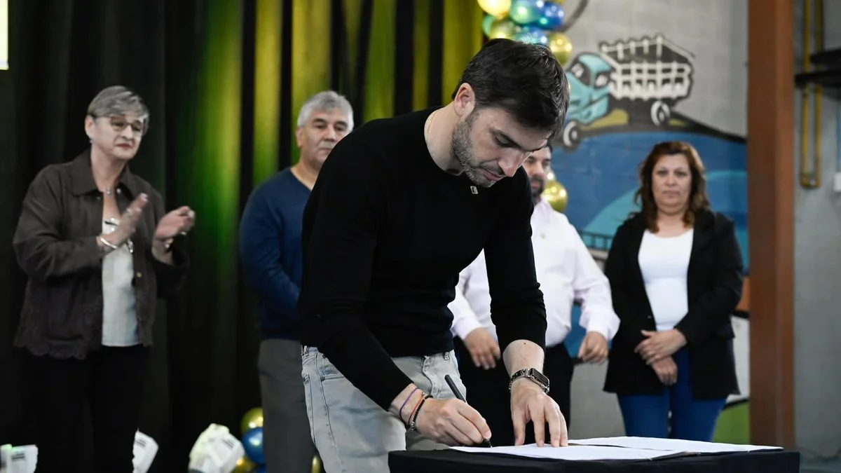 Torres firmó acuerdos y anunció gas de red para Facundo