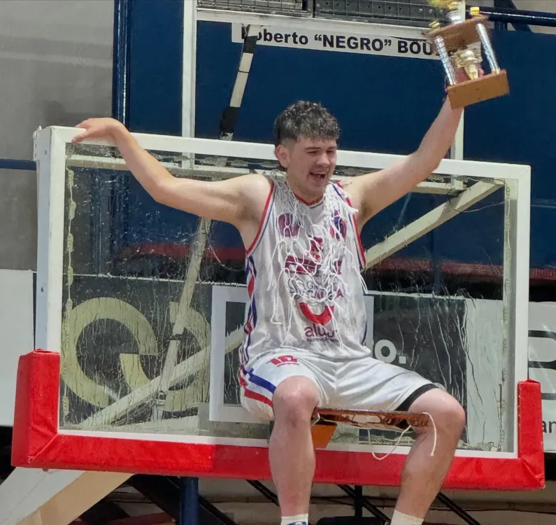 Ferro se consagró tricampeón del Torneo U-21 tras vencer a Racing por 92-51. 3