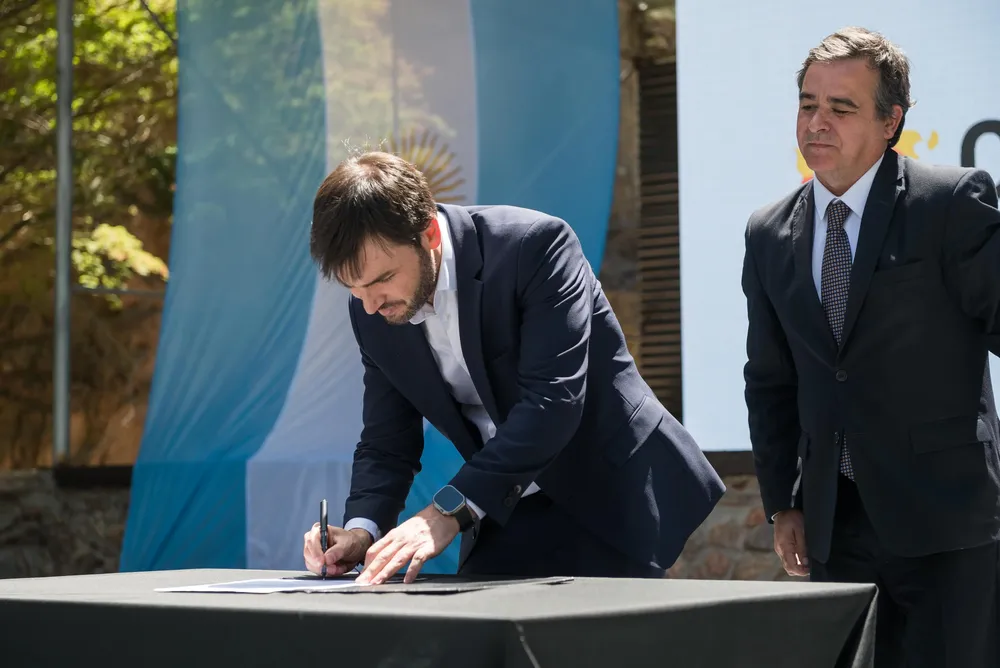 Ignacio Torres firma el decreto dando de baja designaciones de personal en el último año