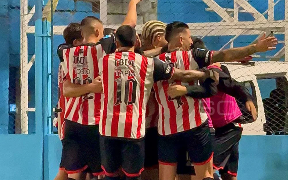 El equipo visitante aprovechó sus momentos y resistió un cierre cargado.