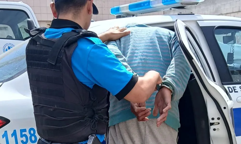 Sorprenden a un hombre en el patio de una vivienda en Comodoro