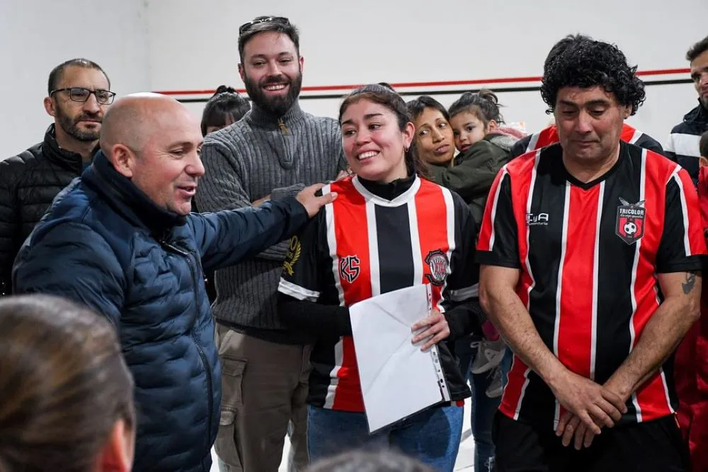 Alumni de Puerto Madryn recibió la visita del intendente Gustavo Sastre.