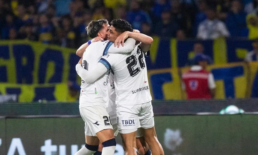 Velez festeja gol en la Copa Argentina