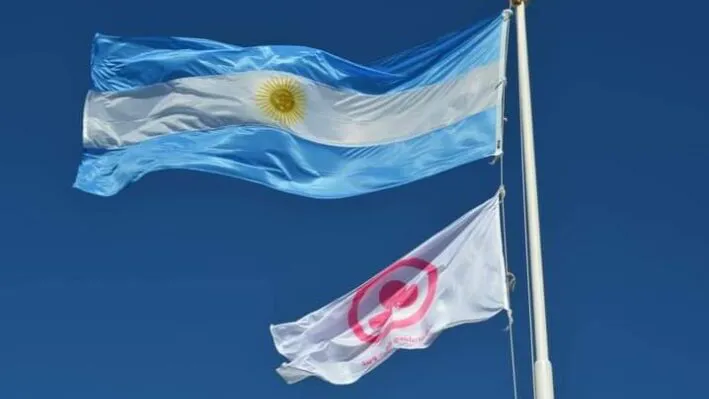 Bandera de la paz izada en Puerto Madryn