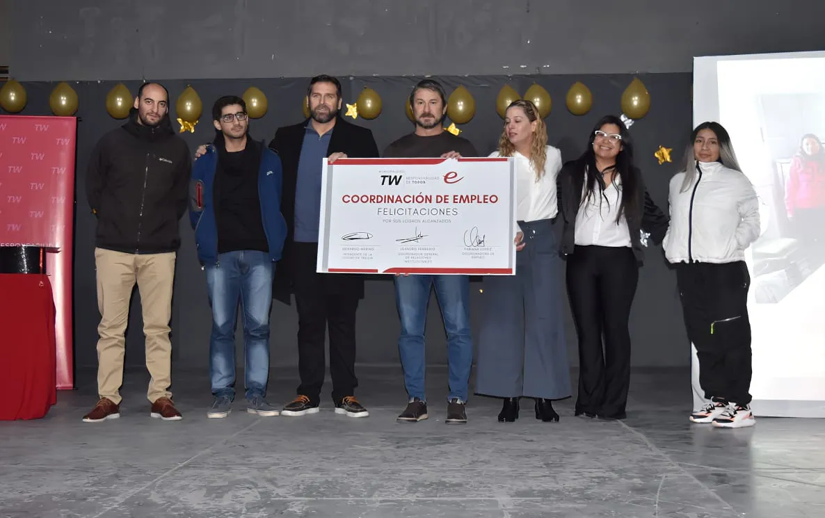 Merino entrego certificado por capacitaciones para empleos.