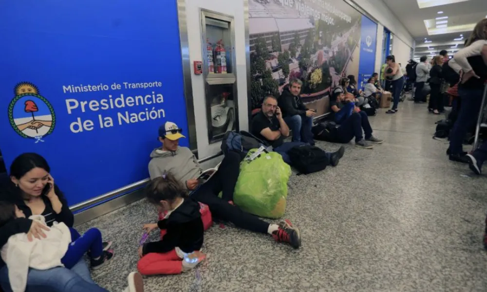 Reprogramación y demoras de vuelos por asamblea de trabajadores